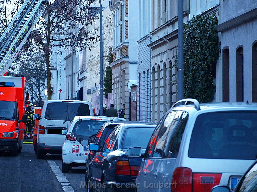 Einsatz Feuerwehr SEK Polizei Koeln Nippes Merheimerstr P167.JPG